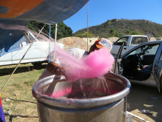 Hoy en tianguis, el mercado de los domingos en Alamos: el arte de hacer algodón de azúcar.  Today in tianguis, the Sunday market in Alamos: the art of having cotton candy. 